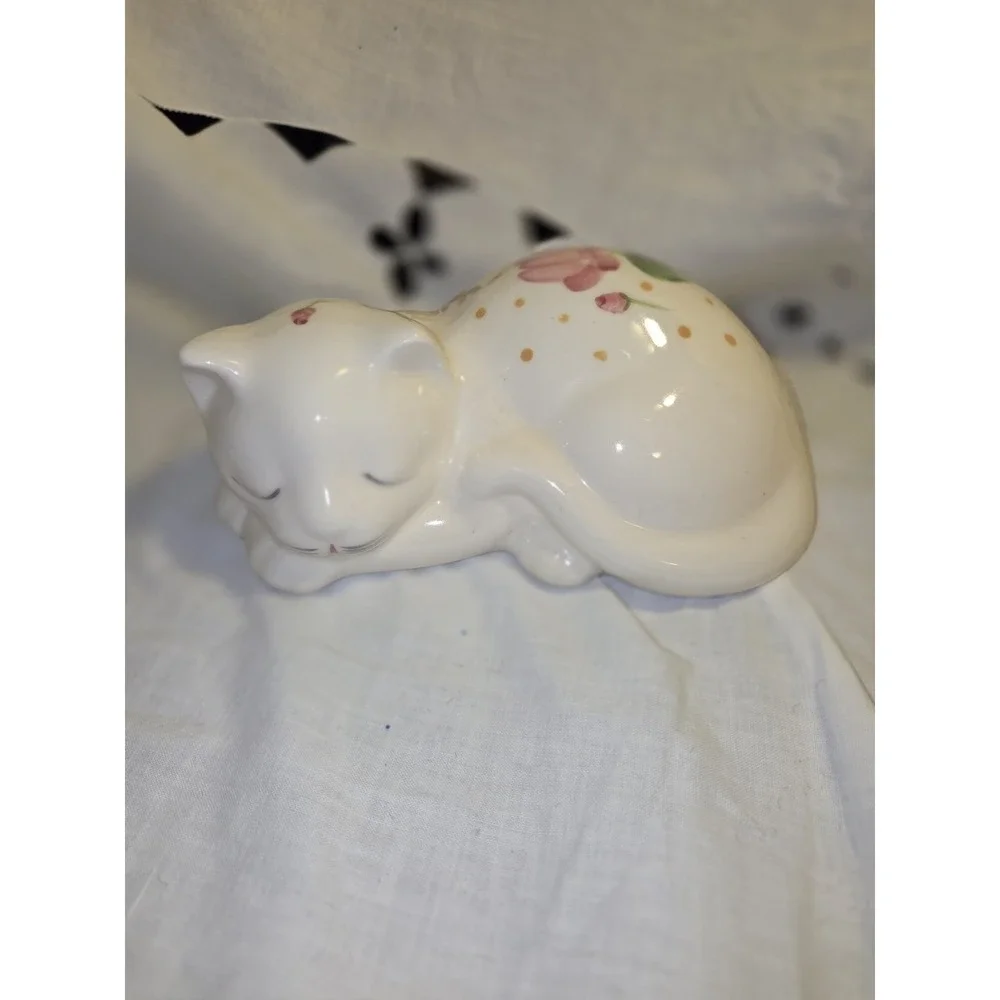 Vintage Lasting Products USA White Ceramic Sleeping Floral Cat
